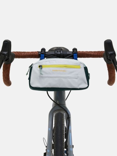 torba-rowerowa-peak-performance-street-bike-bag-23l-na-kierownicy.