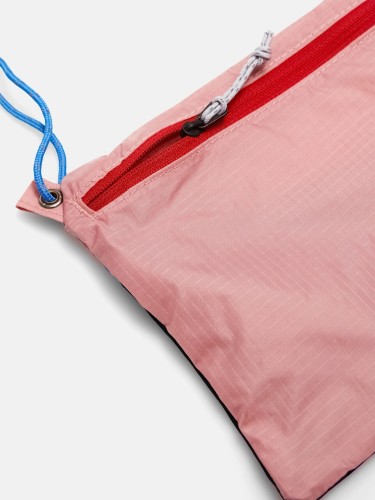torba-peak-performance-accessory-bag-warm-blush-detal-zamek