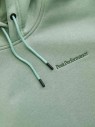 bluza-meska-peak-performance-original-small-logo-green-valley-detal-logo