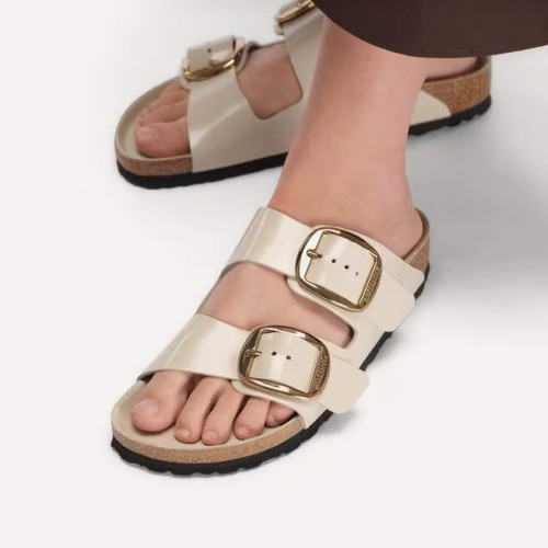 klapki-damskie-birkenstock-arizona-big-buckle-high-shine-oyster-na-modelce