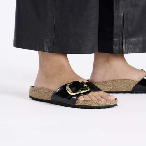 klapki-damskie-birkenstock-madrid-big-buckle-patent-black-gold-na-modelce