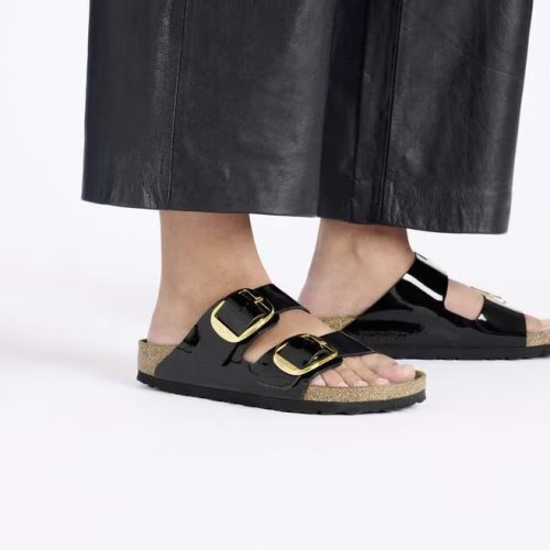 klapki-damskie-birkenstock-arizona-big-buckle-patent-black-gold-na-modelce
