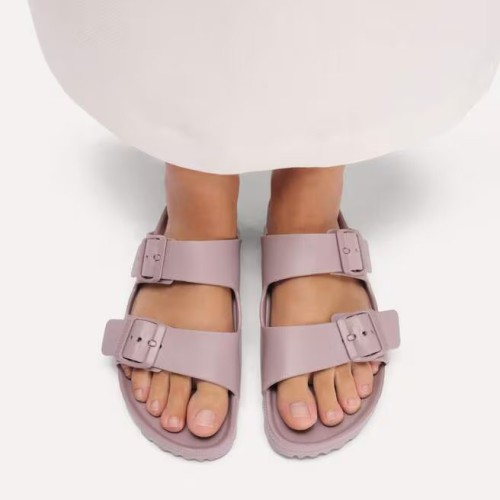 klapki-damskie-birkenstock-arizona-eva-faded-purple-na-modelce