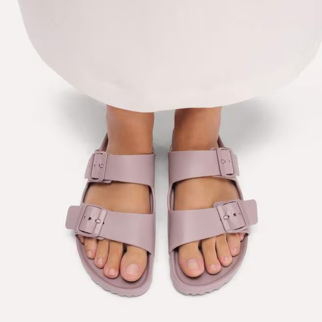 klapki-damskie-birkenstock-arizona-eva-faded-purple-na-modelce