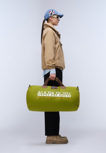 torba-napapijri-bering-3-na4ggm-golden-cyp-w-rece-modela