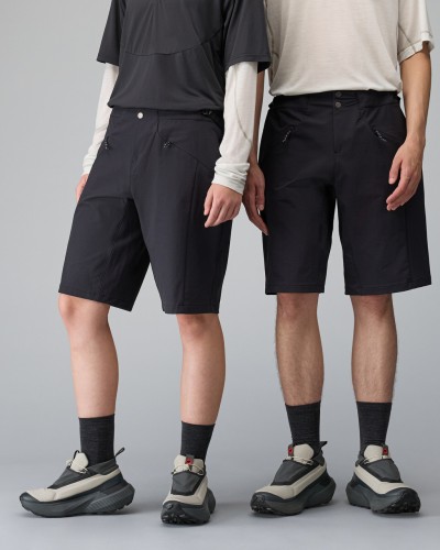 spodenki-trekkingowe-meskie-hiking-patrolxmammut-so-shorts-black-przod-na-modelach