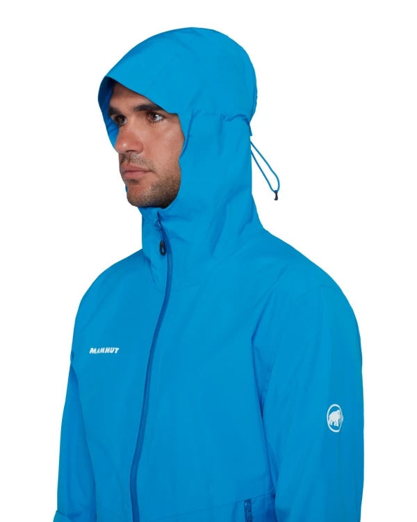 kurtka-hardshell-meska-mammut-alto-light-glacier-blue-na-modelu-kaptur