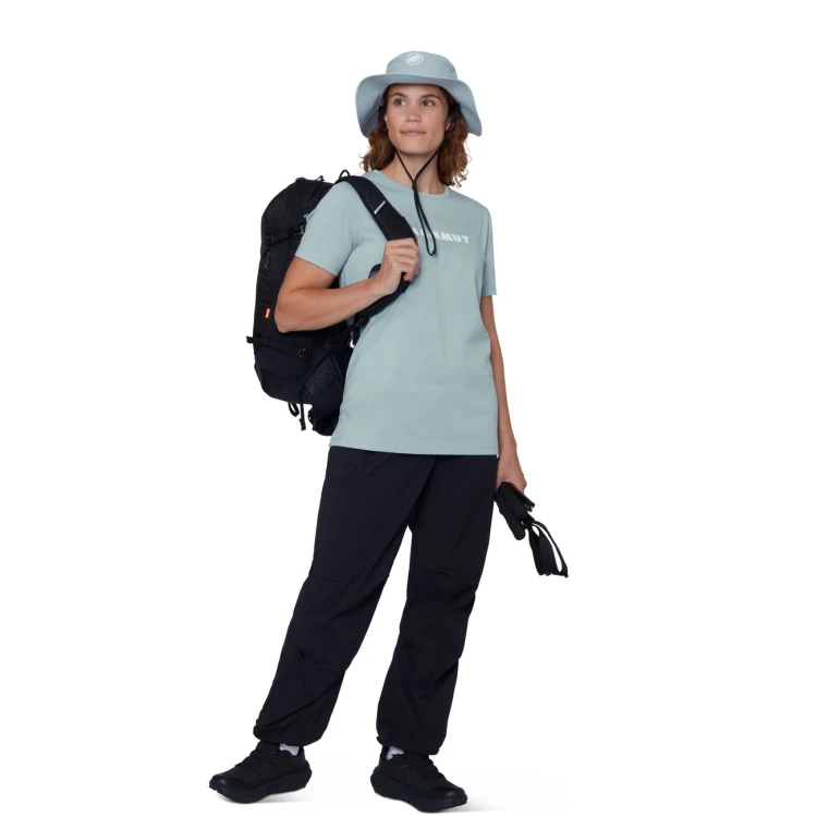 koszulka-damska-mammut-core-logo-nebla-na-modelce-stylizacja