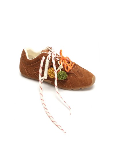 buty-damskie-nokwol-atlas-tan-suede-ukos-personalizacja-sznurowkami-zawieszkami