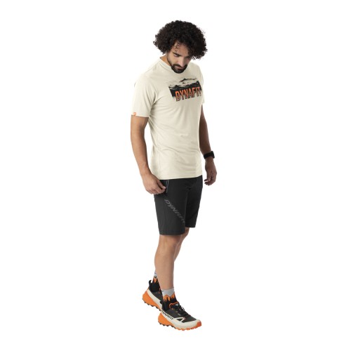 spodenki-meskie-dynafit-transalper-2-light-dynastretch-0911-na-modelu-stylizacja