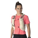 damska-kamizelka-biegowa-6l-z-soft-flaskami-przod-na-modelce