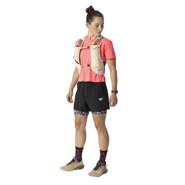 lekka-damska-kamizelka-biegowa-z-soft-flaskami-calosc-na-modelce