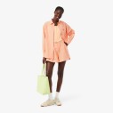 lniane-spodenki-damskie-lacoste-oversized-linen-blend-orange-na-modelce-stylizacja