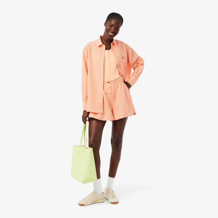 lniane-spodenki-damskie-lacoste-oversized-linen-blend-orange-na-modelce-stylizacja