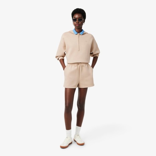 bezowe-dresowe-spodenki-damskie-lacoste-na-modelce-przod