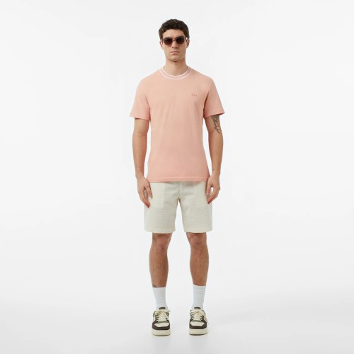 spodenki-meskie-lacoste-seercucker-blanc-na-modelu-stylizacja