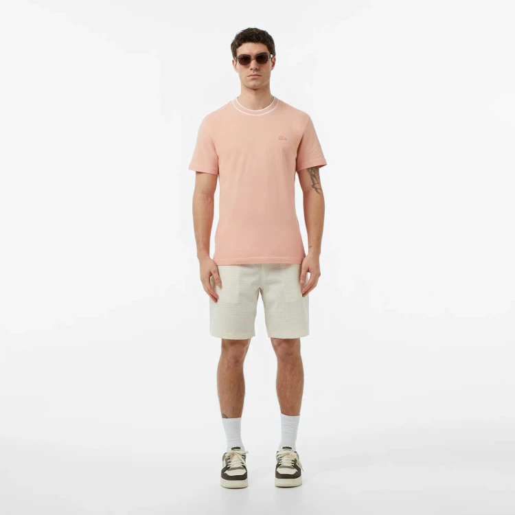 spodenki-meskie-lacoste-seercucker-blanc-na-modelu-stylizacja