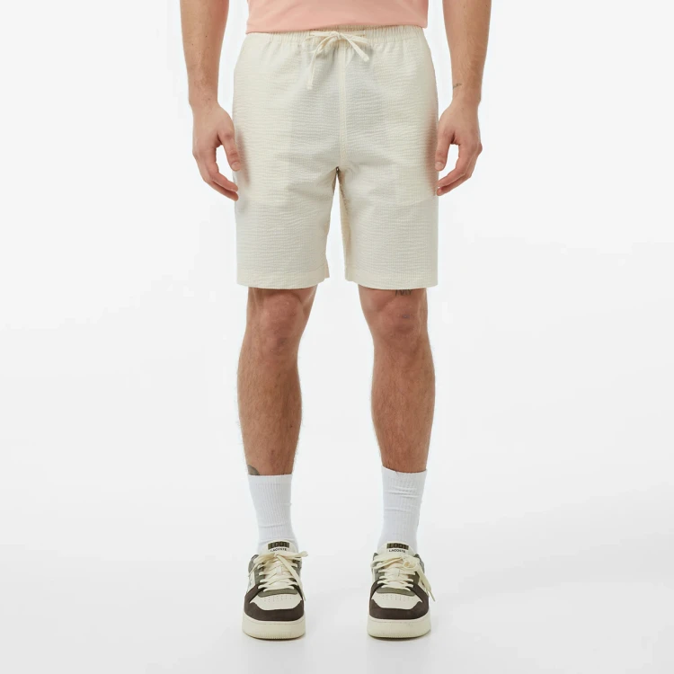 spodenki-meskie-lacoste-seercucker-blanc-na-modelu-przod