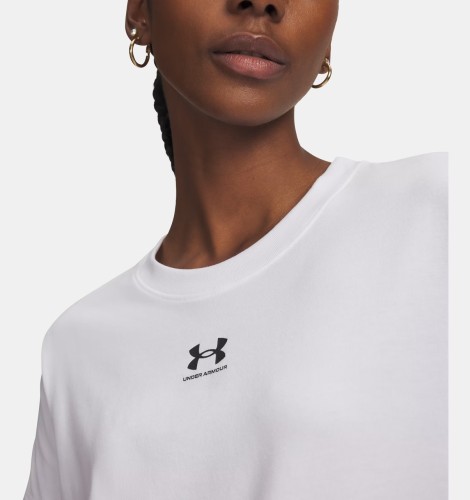 biala-koszulka-damska-under-armour-rival-core-detal-logo