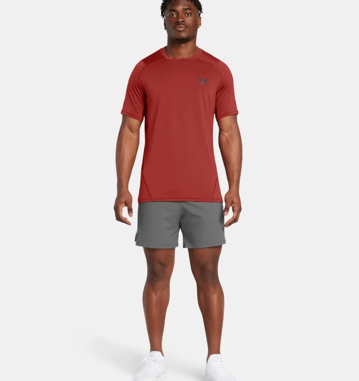 szare-treningowe-spodenki-meskie-under-armour-vanish-woven-6in-na-modelu