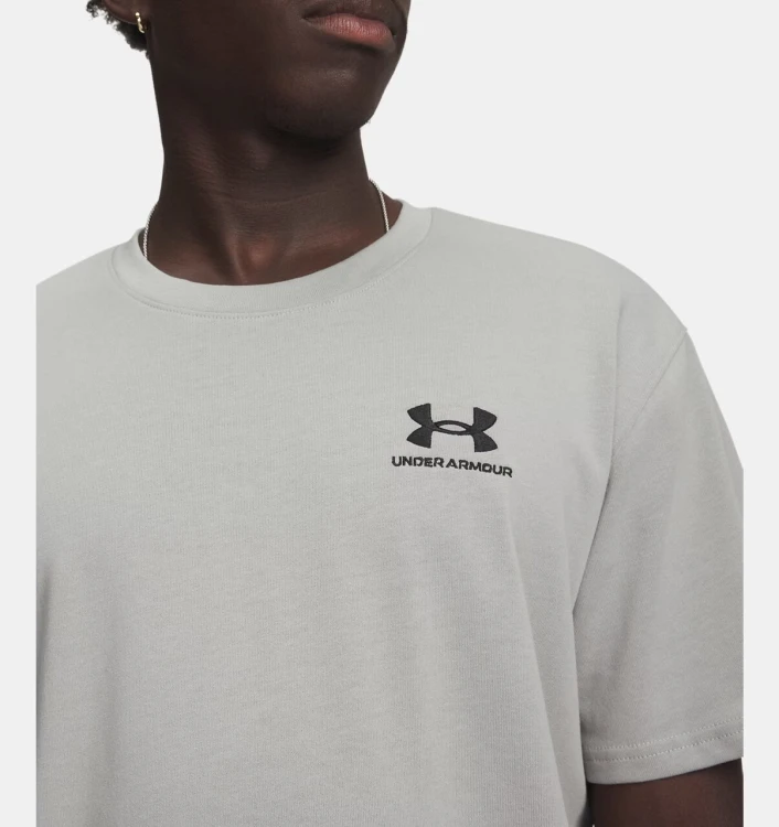 szara-koszulka-meska-under-armour-logo-emb-heavyweight-detal-logo