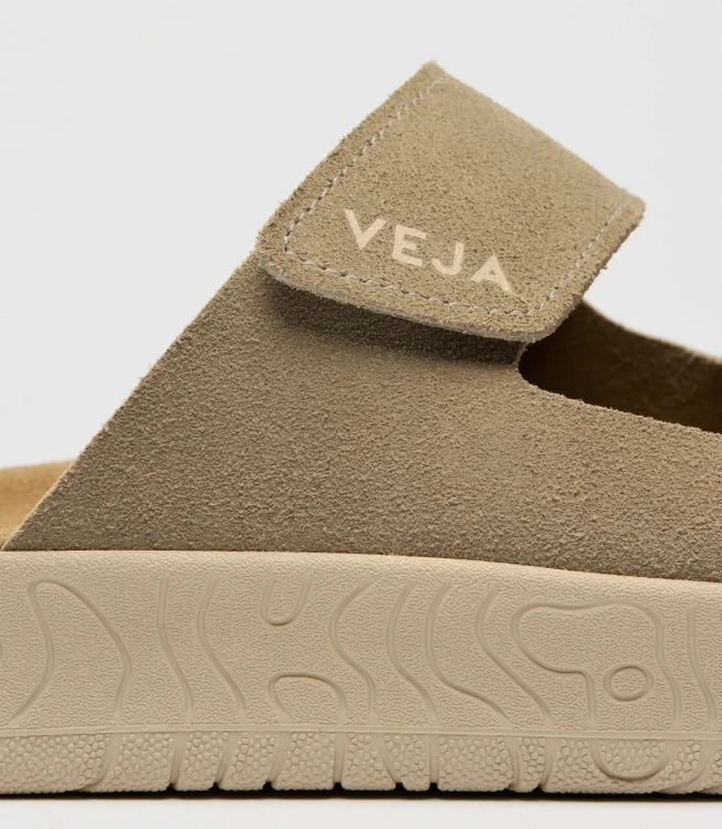 klapki-damskie-veja-etna-suede-taupe-almon-detal-logo