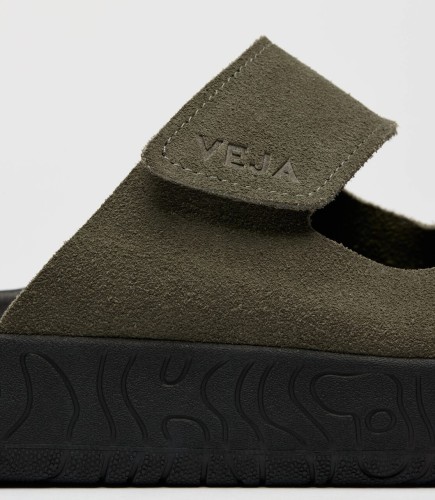 klapki-meskie-veja-etna-suede-khaki-black-detal-logo