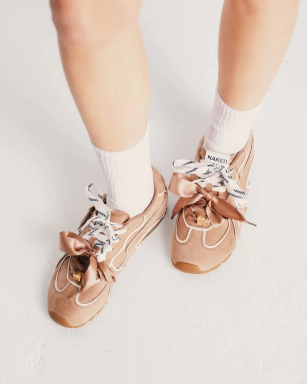 buty-damskie-naked-wolfe-adored-mushroom-suede-na-modelce