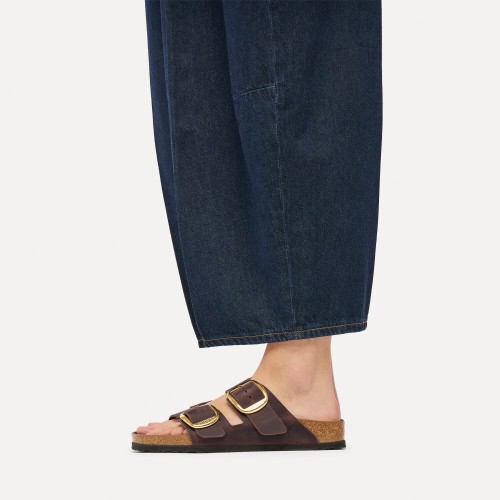 klapki-damskie-birkenstock-arizona-big-buckle-habana-1032916-na-modelce.jpg