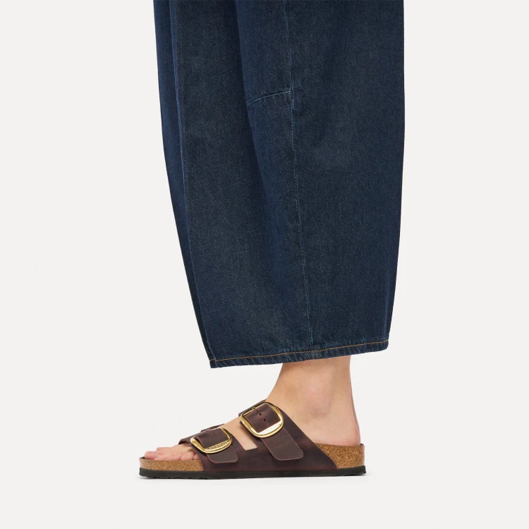 klapki-damskie-birkenstock-arizona-big-buckle-habana-1032916-na-modelce.jpg