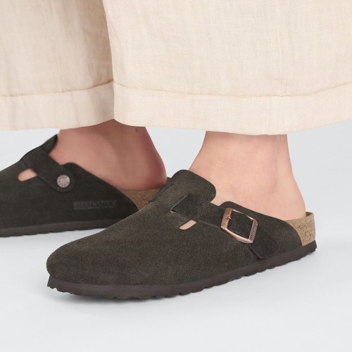 klapki-damskie-birkenstock-boston-suede-mocca-1027460-na-modelce.jpg