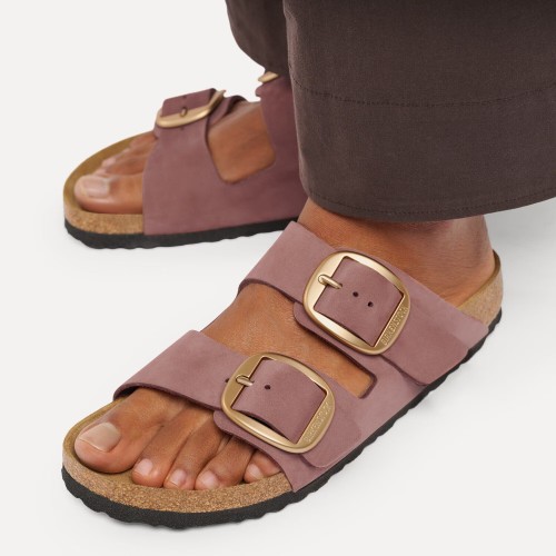klapki-damskie-birkenstock-arizona-big-buckle-pepper-1032970-na-modelce.jpg