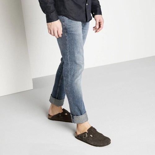 klapki-meskie-birkenstock-boston-suede-mocca-0060901-na-modelu.jpg