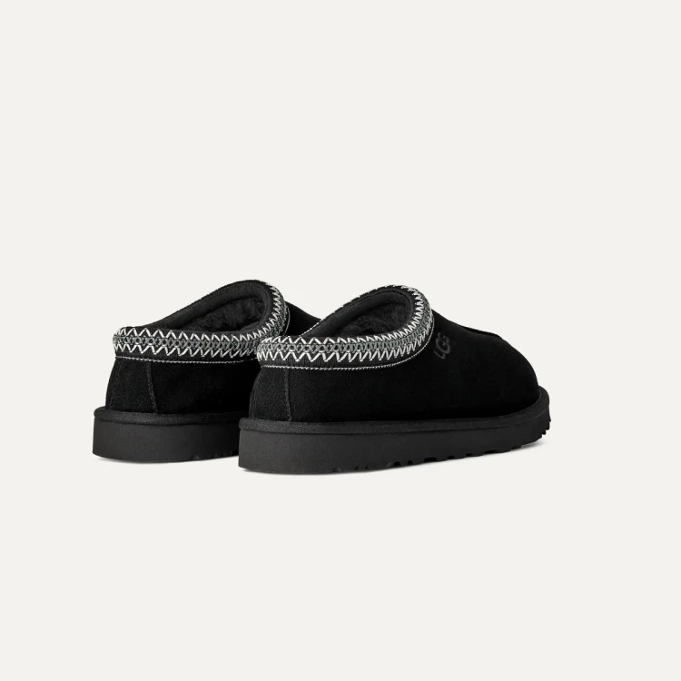 kapcie-meskie-ugg-tasman-ii-black-czarne-para-tyl-zapietki