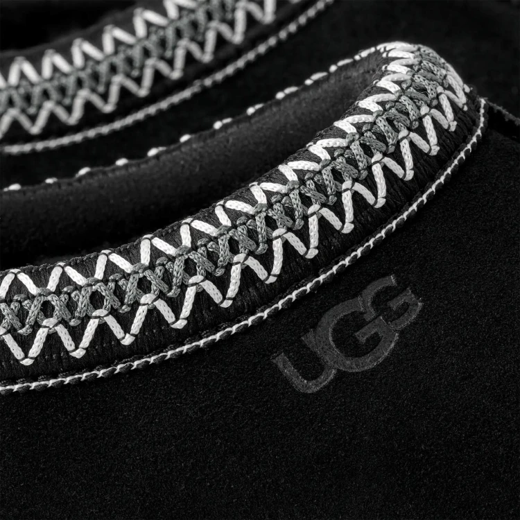 kapcie-meskie-ugg-tasman-ii-black-czarne-detal-przeszycia