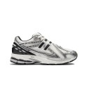 new-balance-m1906rer-srebrne-buty-unisex-bok-zewnetrzny