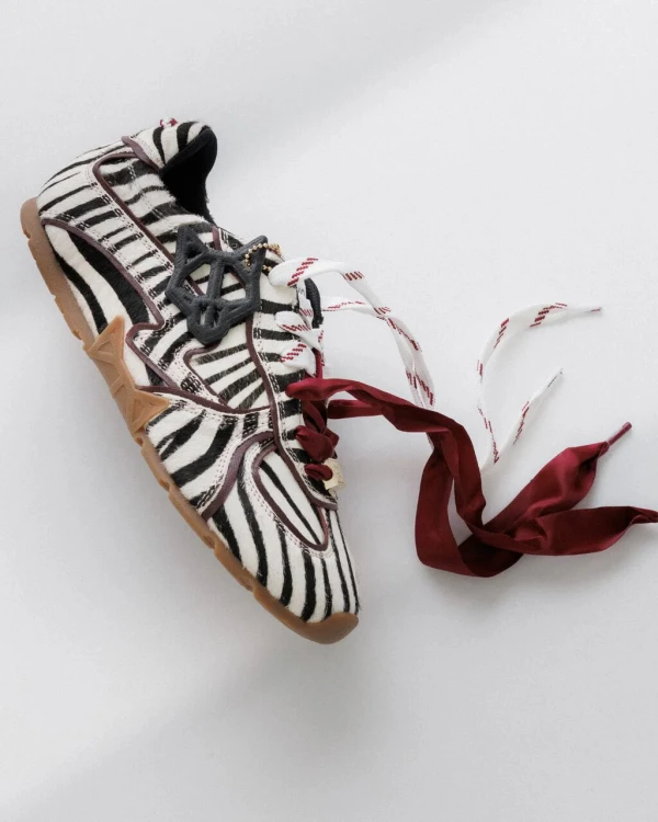 naked-wolfe-adored-zebra-pony-sneakersy-zebra-z-bliska