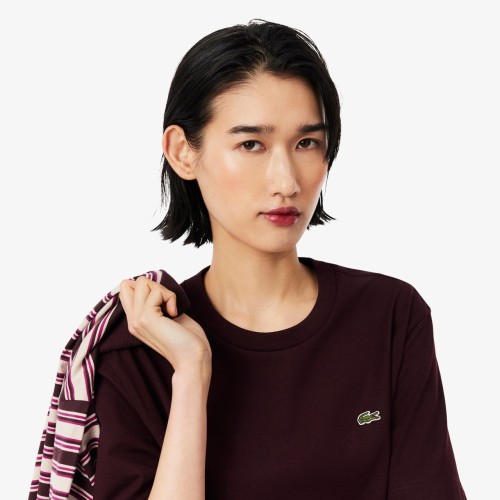 TF7215_3KE-koszulka-damska-lacoste-soft-cotton-marron-zblizenie-logo