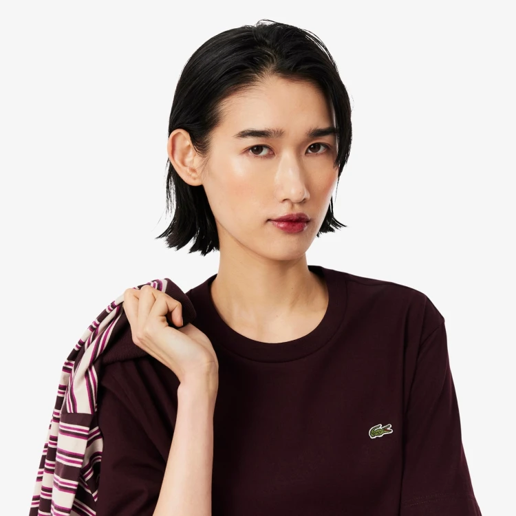 TF7215_3KE-koszulka-damska-lacoste-soft-cotton-marron-zblizenie-logo