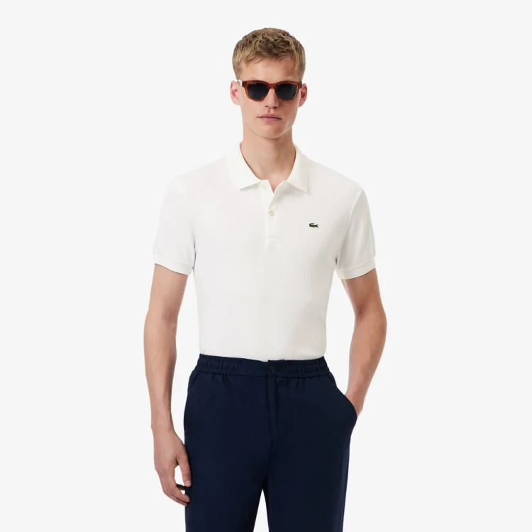 meska-koszulka-polo-lacoste-z-bawelny-pima-blanc-przod-na-modelu