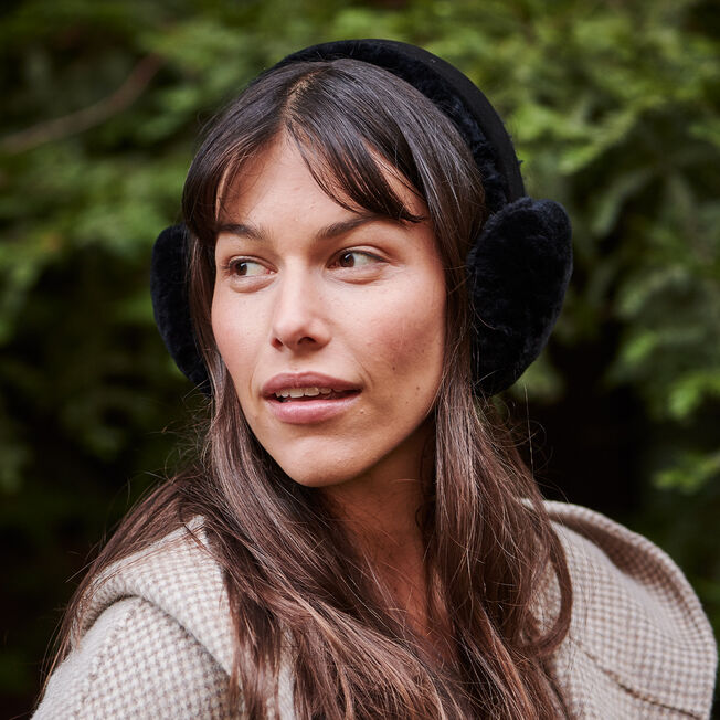 nauszniki-emu-australia-angahook-earmuffs-black-na-modelce