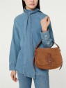 coccinelle-mavery-medium-w11-cognac-torebka-na-modelce