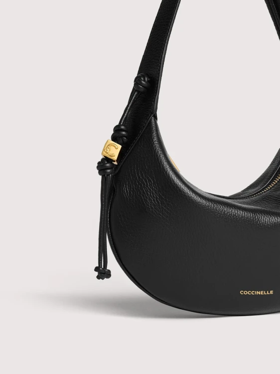 coccinelle-thess-small-noir-detal-skory-logo-c-me