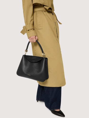 coccinelle-tiggy-medium-noir-czarna-torebka-na-modelce