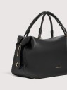 coccinelle-lizzie-medium-noir-detal-skory-zlote-okucia