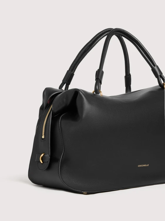 coccinelle-lizzie-medium-noir-detal-skory-zlote-okucia