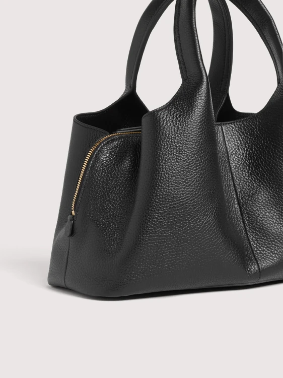 coccinelle-nell-medium-noir-detal-ziarnistej-skor