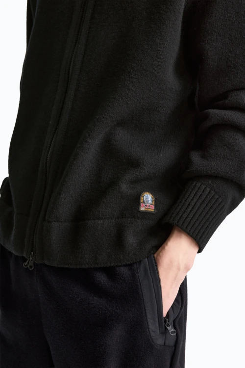 parajumpers-levico-black-sweter-meski-logo-detal.jpg