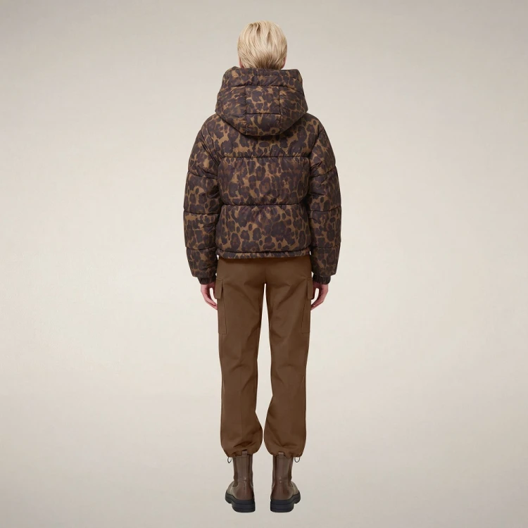 kurtka-damska-save-the-duck-rhiannon-dark-brown-leopard-stylizacja-tyl.jpg