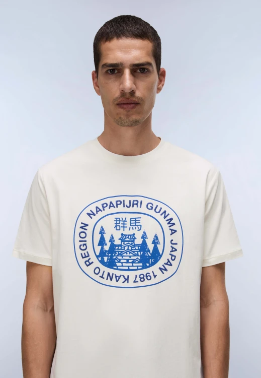napapijri-sunda-t-shirt-meski-kremowy-niebieski-nadruk-gunma-zblizenie